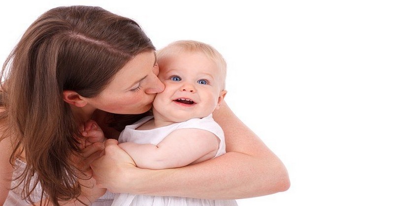 Objímajte svoje bábätko čo najviac! Podľa štúdie je to nevyhnutné pre správny vývin jeho mozgu