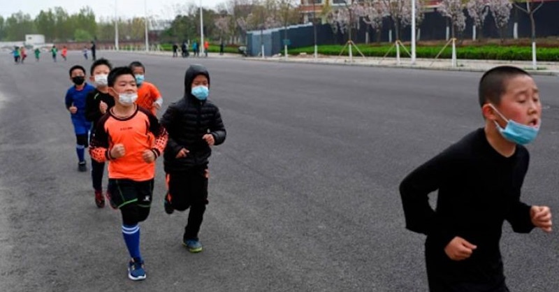 Dvaja chlapci v Číne zomreli počas telesnej výchovy s rúškami na tvári