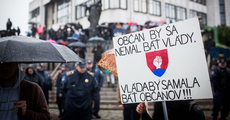 So strácajúcou sa dôveryhodnosťou visí vládny kovidový hoax na vlásku