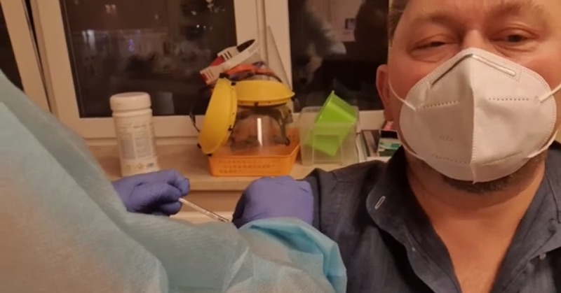 Poľský lekár sa na videu počas očkovania posmieval „antivaxerom“. O pár dní zomrel