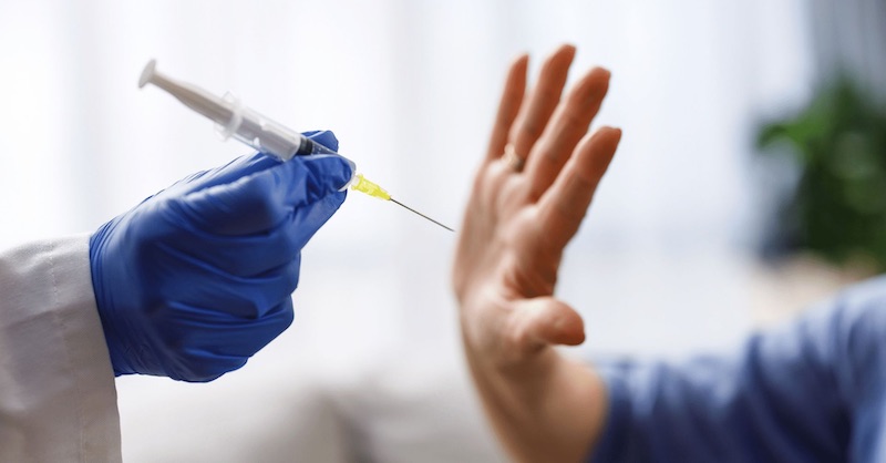Výnimkou z testovania pre očkovaných pácha vláda viaceré trestné činy