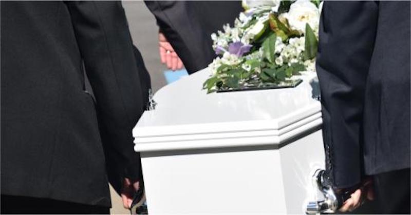 Britský majiteľ pohrebníctva: „Úmrtia prudko stúpli až po začatí očkovania“