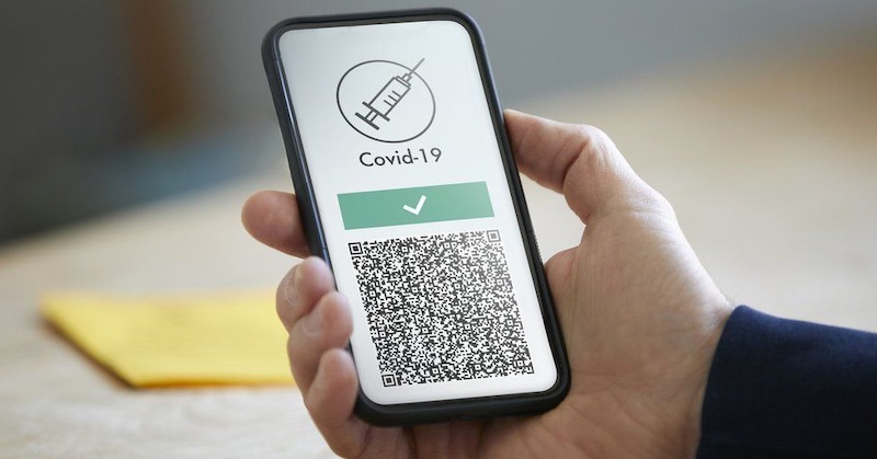 Podľa oficiálnej britskej analýzy môžu covid pasy podporovať šírenie covidu