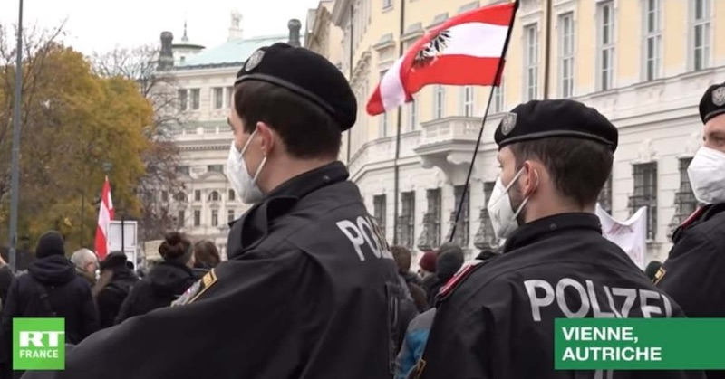 Rakúska vláda v panike: Polícia a armáda sa vzbúrili proti lockdownu neočkovaných