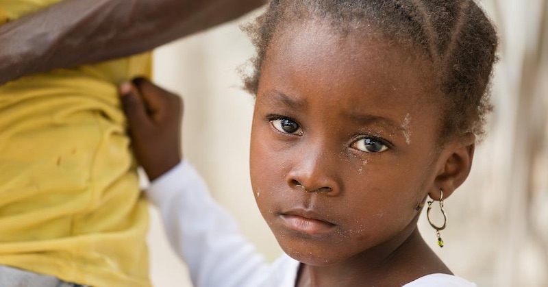 V rámci experimentu britskej vlády sú chudobní africkí školáci kŕmení termitmi a chrobákmi