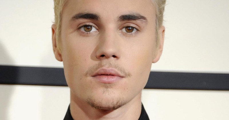 Justin Bieber: Paralýza mojej tváre je trest za to, že som odhalil pedofíliu illuminátov