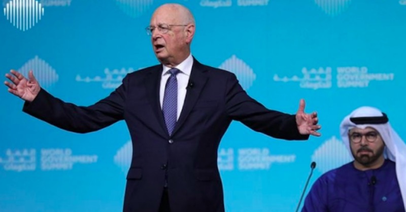 Klaus Schwab vyhlásil, že elita musí ovládnuť umelú inteligenciu, inak ľudstvo „unikne našej moci“