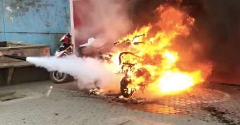 Verejnosť je vyzývaná, aby sa vyhýbala elektrickým bicyklom a kolobežkám, pretože často explodujú