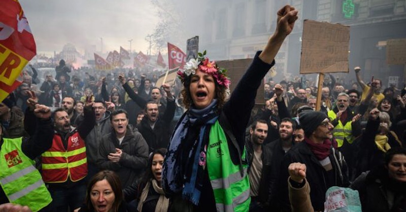 Francúzski protestujúci povstali v počte miliónov proti globalistom a WEF bábke Macronovi