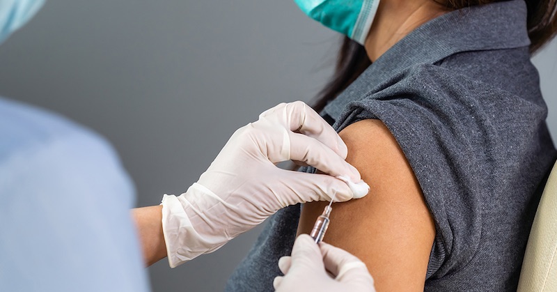Štúdia zistila, že 2/3 ľudí zaočkovaných proti Covid-19 trpia zdravotnými komplikáciami aj o rok neskôr