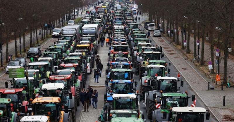 Tisíce nemeckých farmárov povstali proti snahám globalistov zmocniť sa výroby potravín. Médiá mlčia