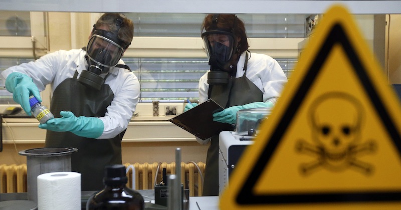 V laboratóriu v Mariupole na Ukrajine našli dôkazy o tajných experimentoch biologických zbraní na civilistoch