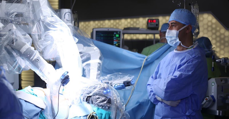 Chirurgický robot zabil ženu po tom, čo jej počas operácie spálil tenké črevo