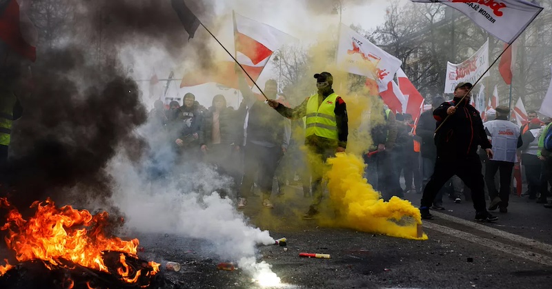 Protesty poľských farmárov prerástli do násilnosti, zatiaľ čo teroristické európske vlády vedú vojnu proti farmárom