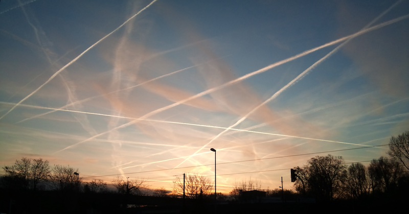 Konšpirácie o chemtrails sa stali realitou: Korporátne médiá prezentujú geoinžinierstvo ako riešenie klimatickej zmeny