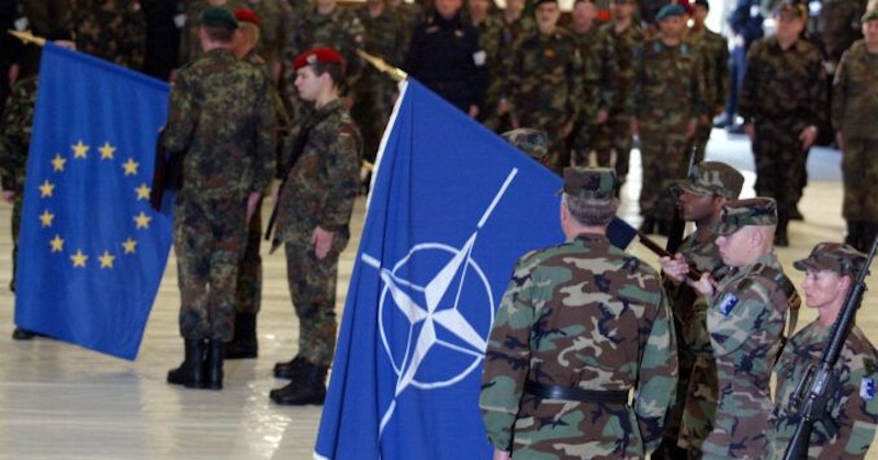 Bývalý poradca Pentagónu hovorí, že NATO čelí na Ukrajine „katastrofickej porážke“