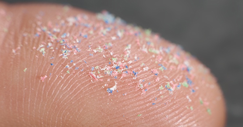 Nová štúdia odhalila, že mikroplasty môžu prenikať do tela cez pokožku a akumulovať sa v orgánoch
