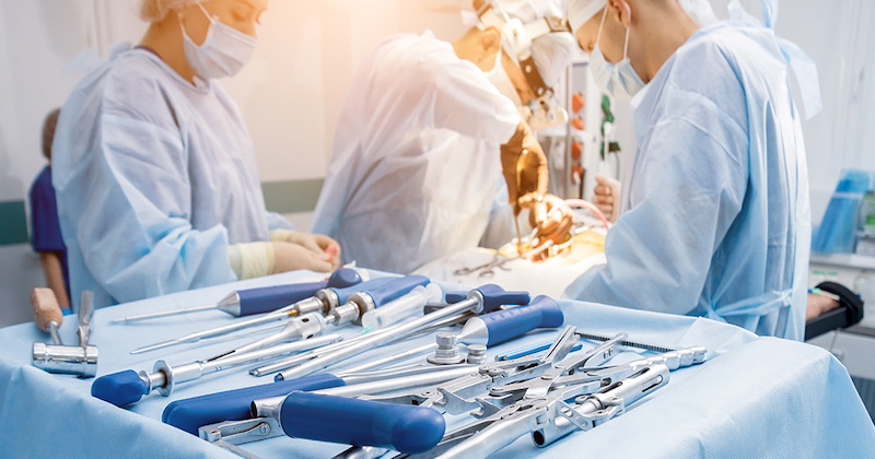 Výskumníci objavili rezistentné nemocničné baktérie, ktoré žijú na medicínskych plastoch a požierajú ich