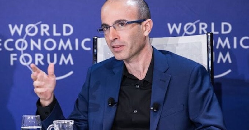 Harari, vysoký poradca WEF: „Umelá inteligencia si uzurpuje božský trón a bude vládnuť ľudstvu"
