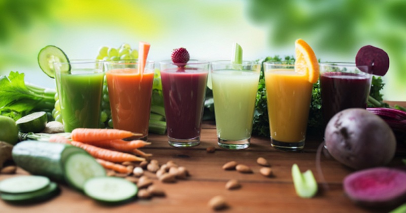 Výživoví odborníci varujú ohľadne 8 populárnych nápojov často vydávaných za zdravé, ktoré tajne poškodzujú vaše črevá