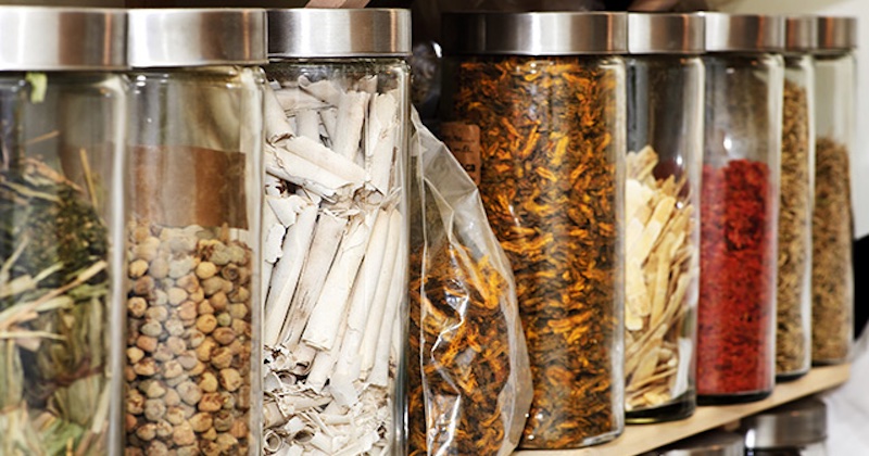 Nová štúdia zistila, že kombinovanie byliniek a korenia zvyšuje ich zdravotné účinky až niekoľko stonásobne